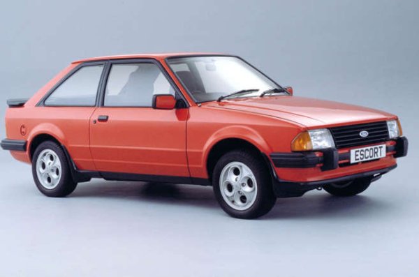 Притиснат от конкуренцията на Volkswagen Golf GTI, Ford получи своя нов Escort XR3. Рали звездата MkII Escort беше със задно задвижване, но светът вървеше напред и предното се смяташе за по-ефективно.

XR3 беше разкрит заедно с останалата част от изцяло новата гама Escort през 1980 г. и включваше 1,6-литров CVH двигател, спойлер на задната врата, ниско окачване и страхотните алуминиеви джанти с четири пръстена.

За съжаление, той не разполагаше нито с впръскване на гориво, нито с петстепенна скоростна кутия. Но все пак се справяше добре. Получи ги през 1982 г., но XR3i продължаваше да живее в сянката на германския си враг.